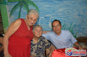 A aniversariante (em pé), presente a mesa do padre Edvan.