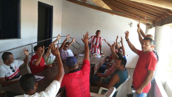 Sócios e conselheiros, durante processo de aclamação.