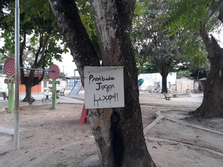 Moradores cobram instalação de um contêiner de lixo na Rua dos