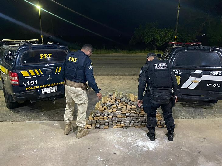 Pol Cia Apreende Kg De Maconha Em Dois Carros Que Vinham De Aracaju