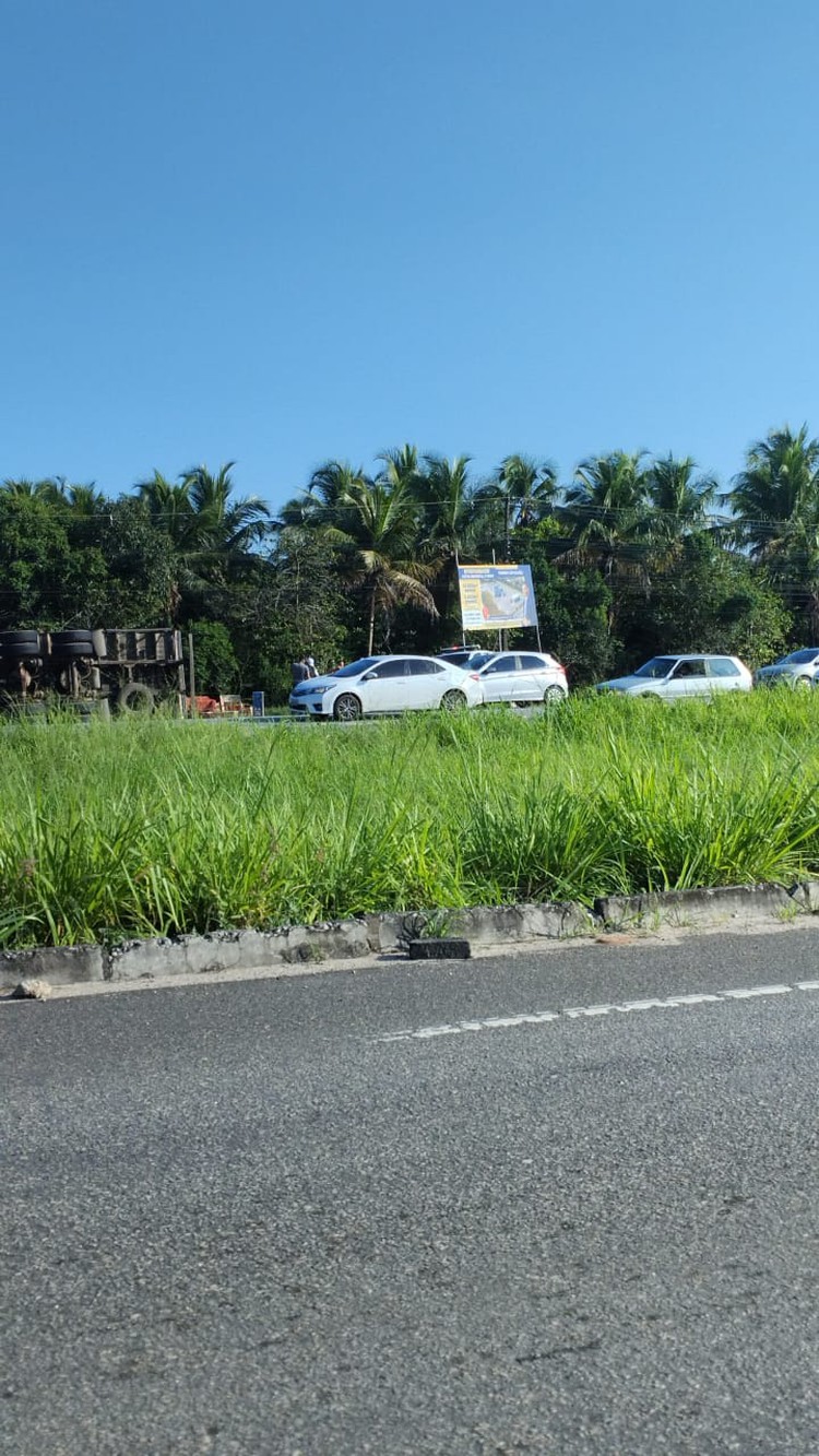 Caminhão carregado de frango tomba na AL 101 Sul em Marechal Deodoro